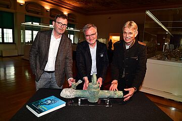 Foto von der Übergabe des Bronzehahns an das Maximilianmuseum - Ein Klick auf das Bild führt zur Fotoansicht.