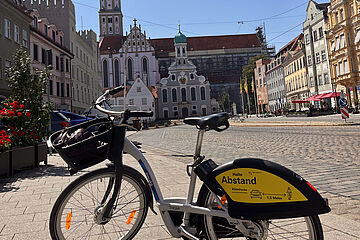 Fahrrad vor der Basilika St. Ulrich und Afra