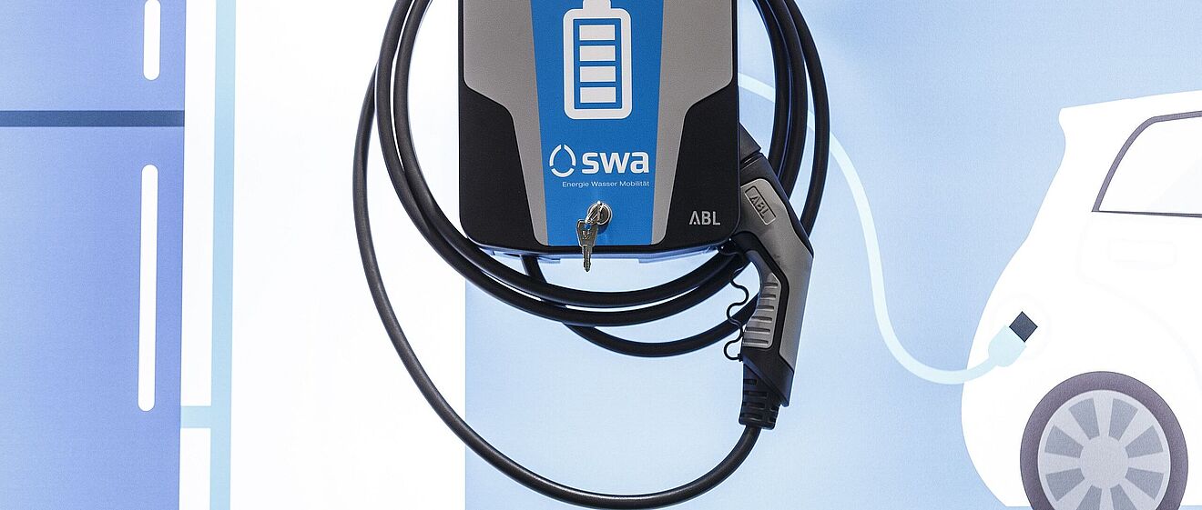 Elektroauto an swa Wallbox angeschlossen. In der Wallbox steckt ein Schlüssel.