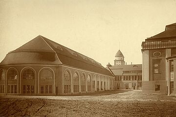 Außenansicht des Hauptgebäudes des historischen Gaswerks - Ein Klick auf das Bild führt zur vergrößerten Fotoansicht.