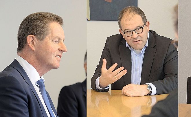 Michael Fränkle, Dorit Bode, Alfred Müllner und Dr. Walter Casazza sitzen an einem Tisch und unterhalten sich.