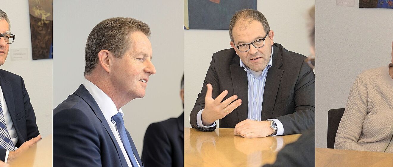 Michael Fränkle, Dorit Bode, Alfred Müllner und Dr. Walter Casazza sitzen an einem Tisch und unterhalten sich.