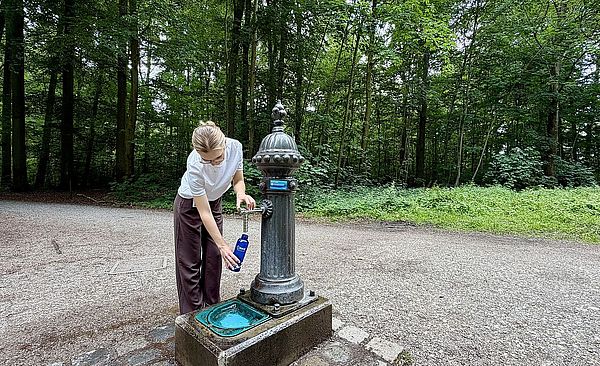 Trinkwasserbrunnen der swa bei den sieben Tischen im Augsburger Stadtwald