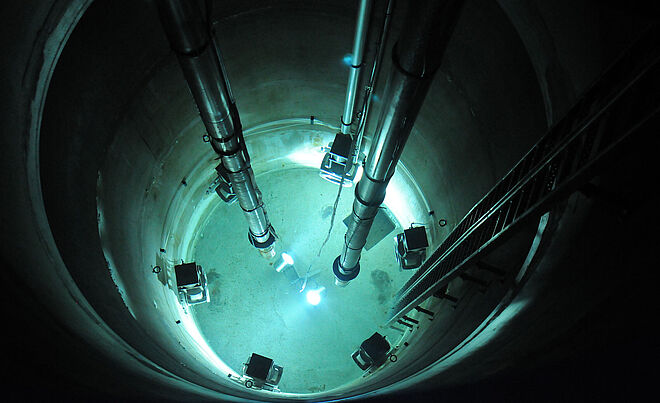 Header: Inneres ein Trinkwasserbrunnens Lampe leuchtet 