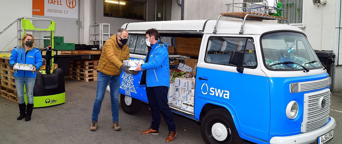 Essensspenden werden an Tafel-Mitarbeiter übergeben - Ein Klick auf das Bild führt zur vergrößerten Fotoansicht.
