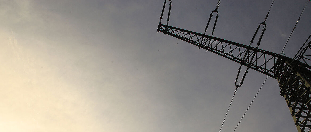 Ein Strommast aus dem Umspannwerk. Link zu einem Pop-Up mit Informationen zu Energiepreise und Einkauf