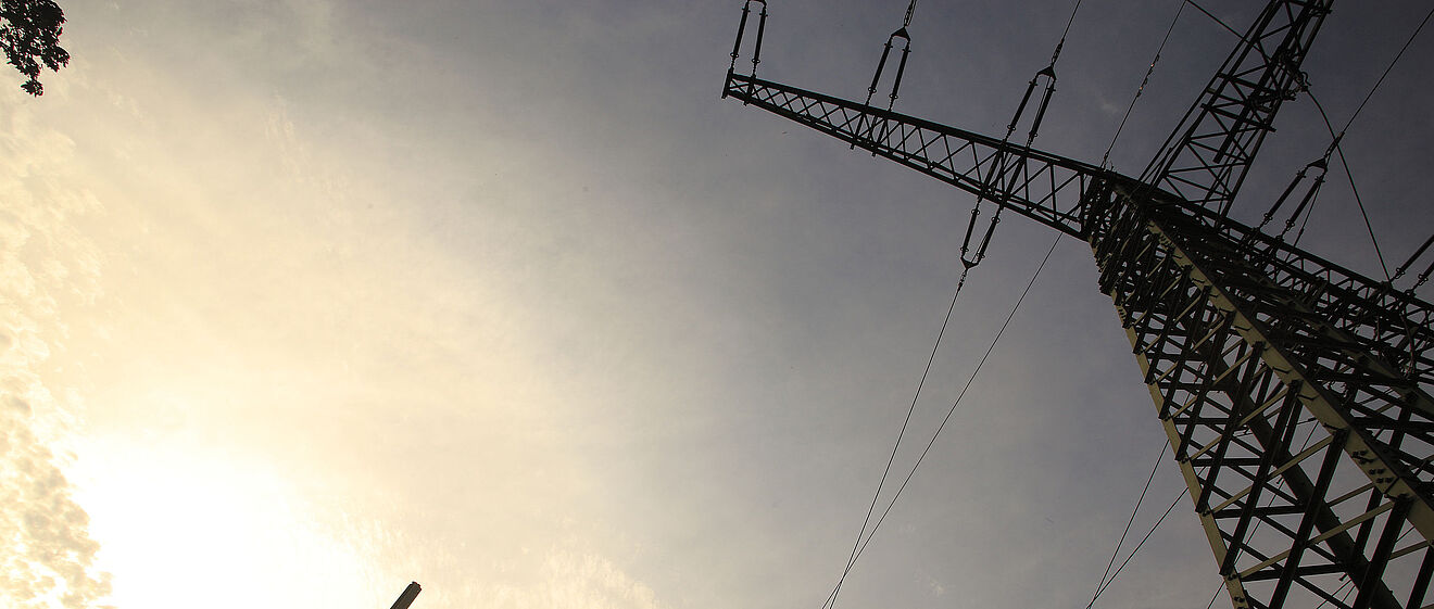 Ein Strommast aus dem Umspannwerk. Link zu einem Pop-Up mit Informationen zu Energiepreise und Einkauf