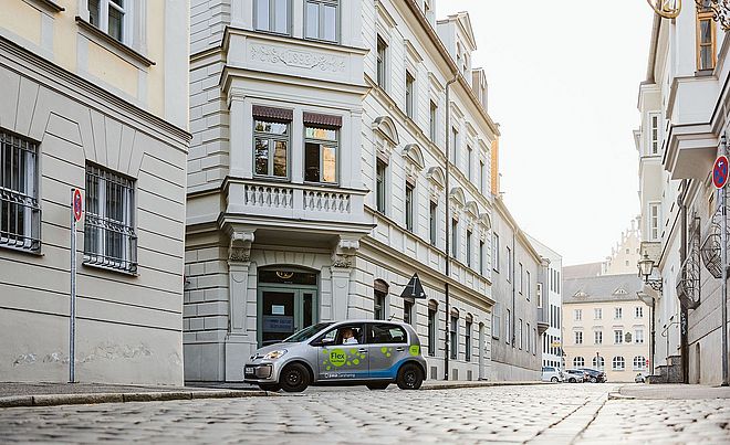 Auto fährt durch die Straßen