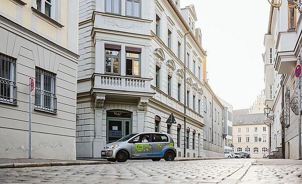 Auto fährt durch die Straßen