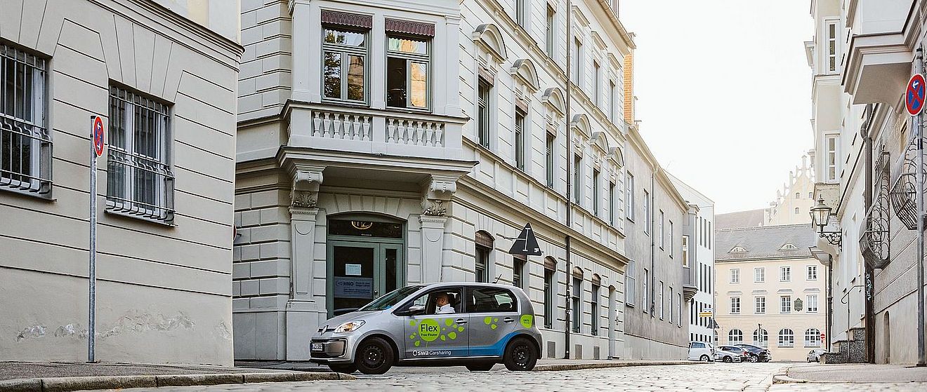 Auto fährt durch die Straßen