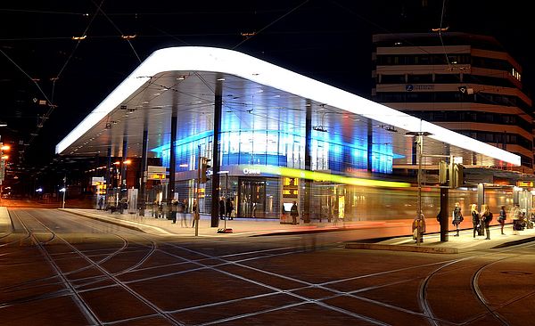 Der moderne Königsplatz erstrahlt bei Nacht. - Ein Klick auf das Bild führt zur Fotoansicht.