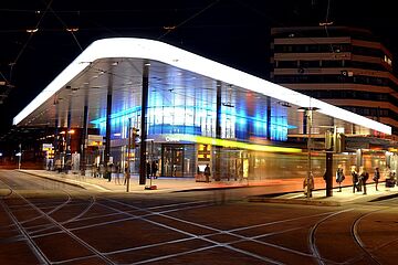 Der moderne Königsplatz erstrahlt bei Nacht. - Ein Klick auf das Bild führt zur Fotoansicht.