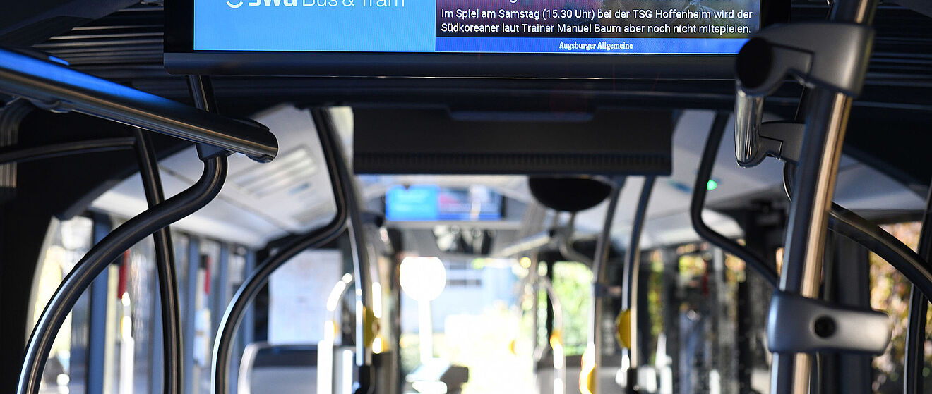 Im Inneren eines swa Busses befindet sich eines der neuen Infotainment-Systeme.