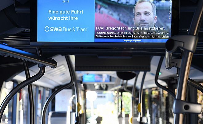 Im Inneren eines swa Busses befindet sich eines der neuen Infotainment-Systeme.