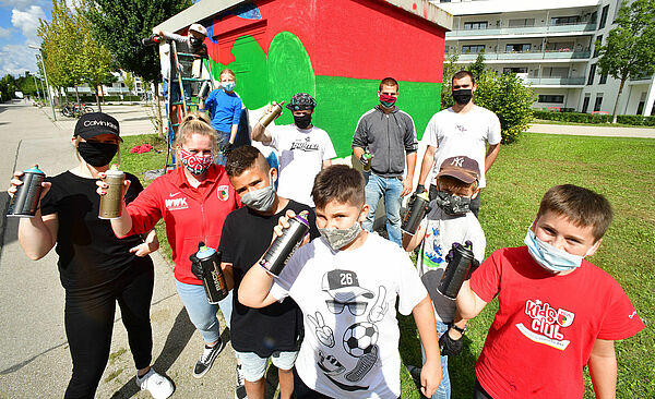 Header: Kinder vor Graffiti-Station