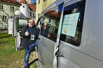 Klaus_Freiwilligen-Dienst_mit_swa-Auto.jpg