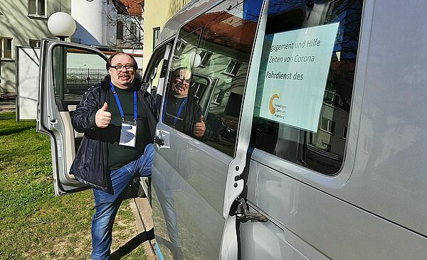 Klaus_Freiwilligen-Dienst_mit_swa-Auto.jpg