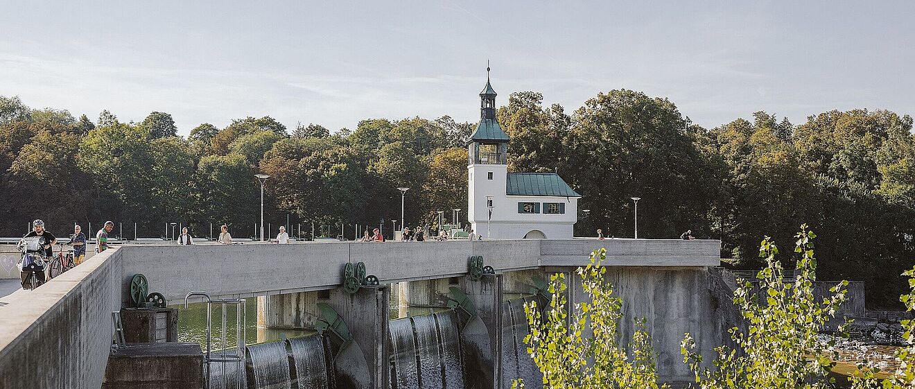 Hochablass Wasserkraftwerk Augsburg mit Menschen