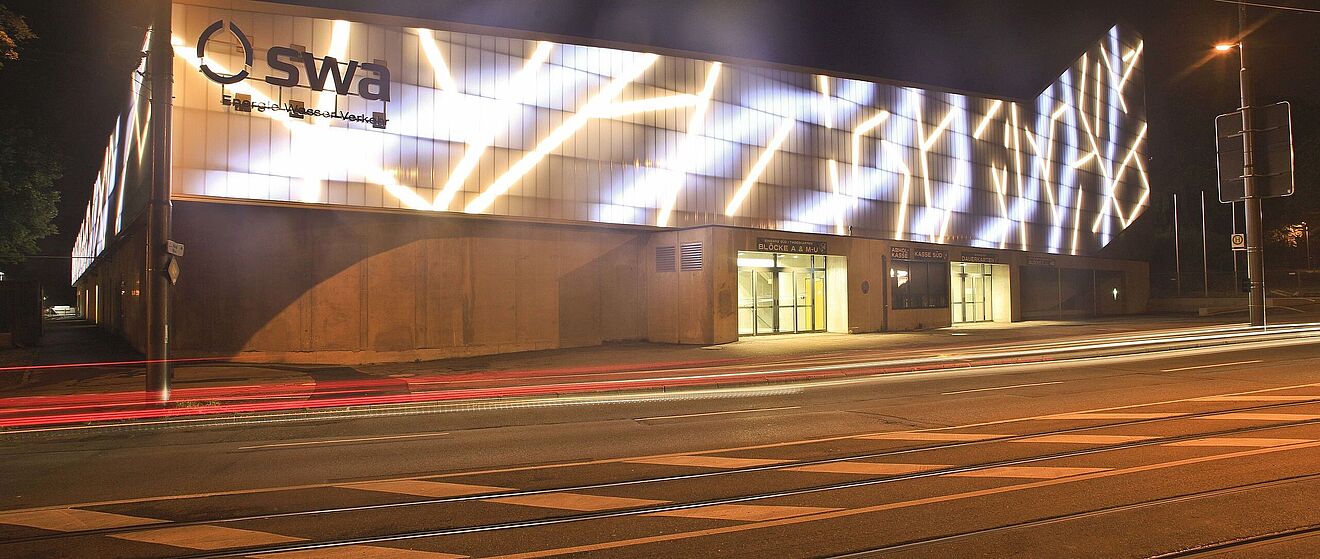 AEV-Stadion beleuchtet bei Nacht