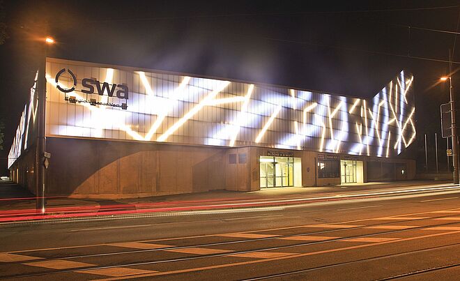 AEV-Stadion beleuchtet bei Nacht