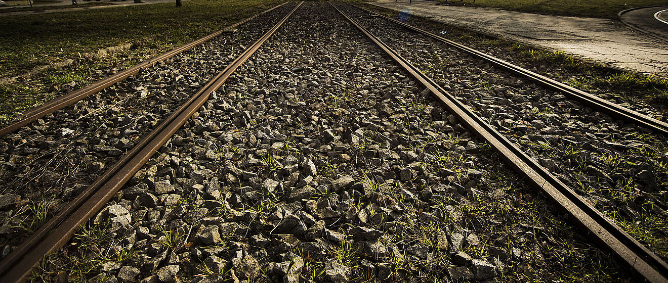 Nahaufnahme von Straßenbahnschienen