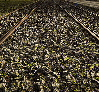 Nahaufnahme von Straßenbahnschienen