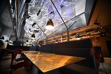 Tisch im Ofenhaus im Gaswerk