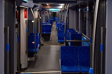 Blaue Sitze in einer Straßenbahn. Ein Klick sorgt für eine Großansicht des Bildes.