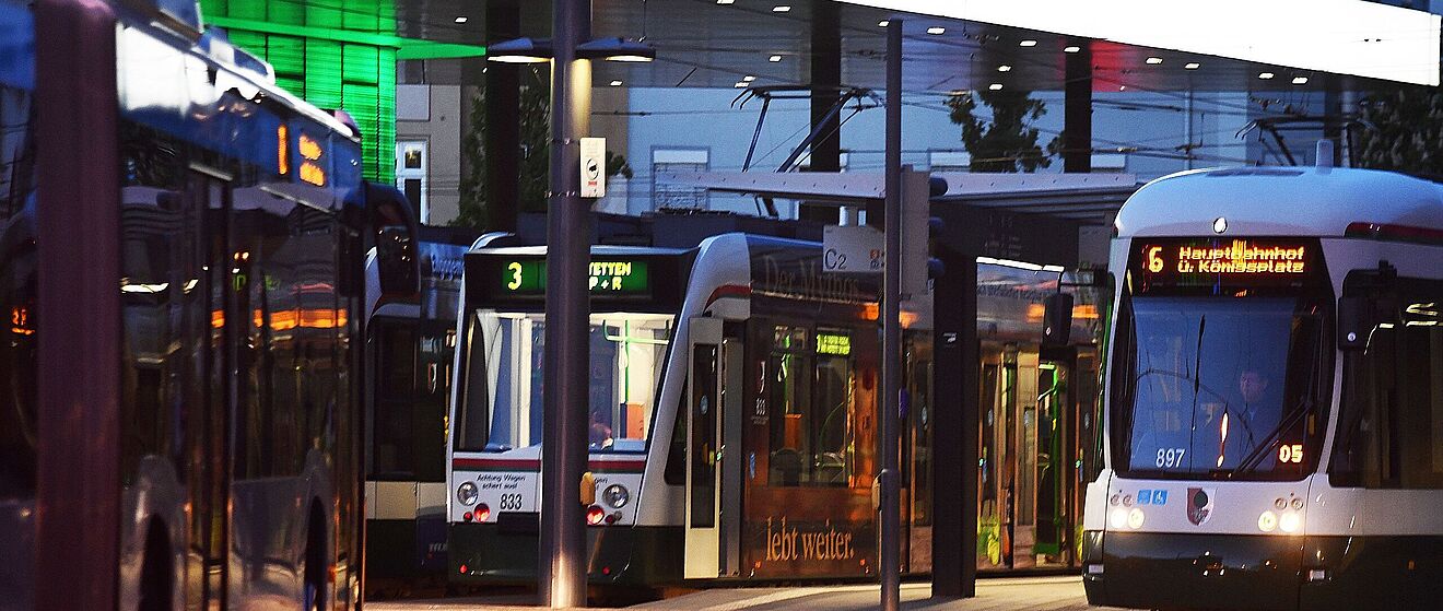 Straßenbahnen stehen bei Dämmerung am Königsplatz