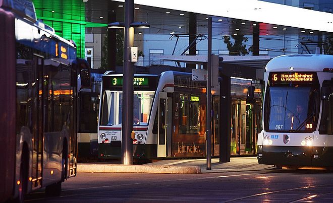 Straßenbahnen stehen bei Dämmerung am Königsplatz