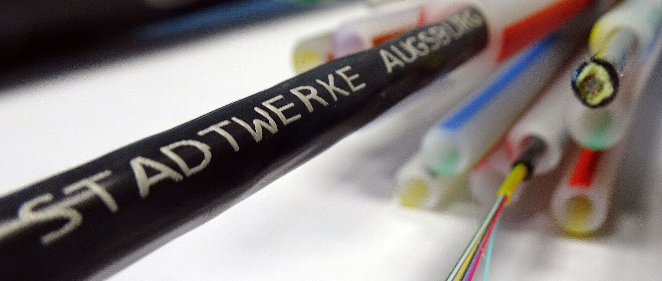 Glasfaserleitungen mit Stadtwerke Augsburg Schriftzug.