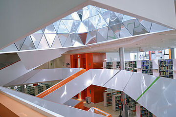 Das Innere der Stadtbücherei Augsburg