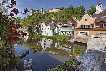 Ein Fluss Ruderboote und Häuser am Ufer. Im Hintergrund ist eine Burg zu sehen. Ein Klick sorgt für eine Großansicht des Bildes.
