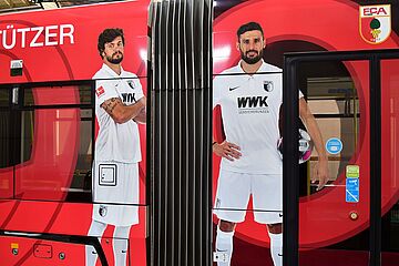Fertige Folie auf der Straßenbahn. - Ein Klick auf das Bild führt zur vergrößerten Fotoansicht.