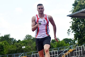 Ein Mann sprintet auf der Laufbahn. - Ein Klick auf das Bild führt zur vergrößerten Fotoansicht.