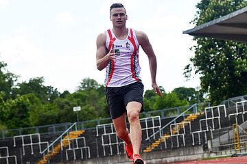 Aleksandar Askovic (swa Sportler) sprintet auf der Laufbahn. Ein Klick auf das Bild ermöglicht eine größere Ansicht.