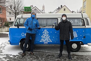 Zwei Männer stehen vor dem swa-Wasserbulli. - Ein Klick auf das Bild führt zur vergrößerten Fotoansicht.