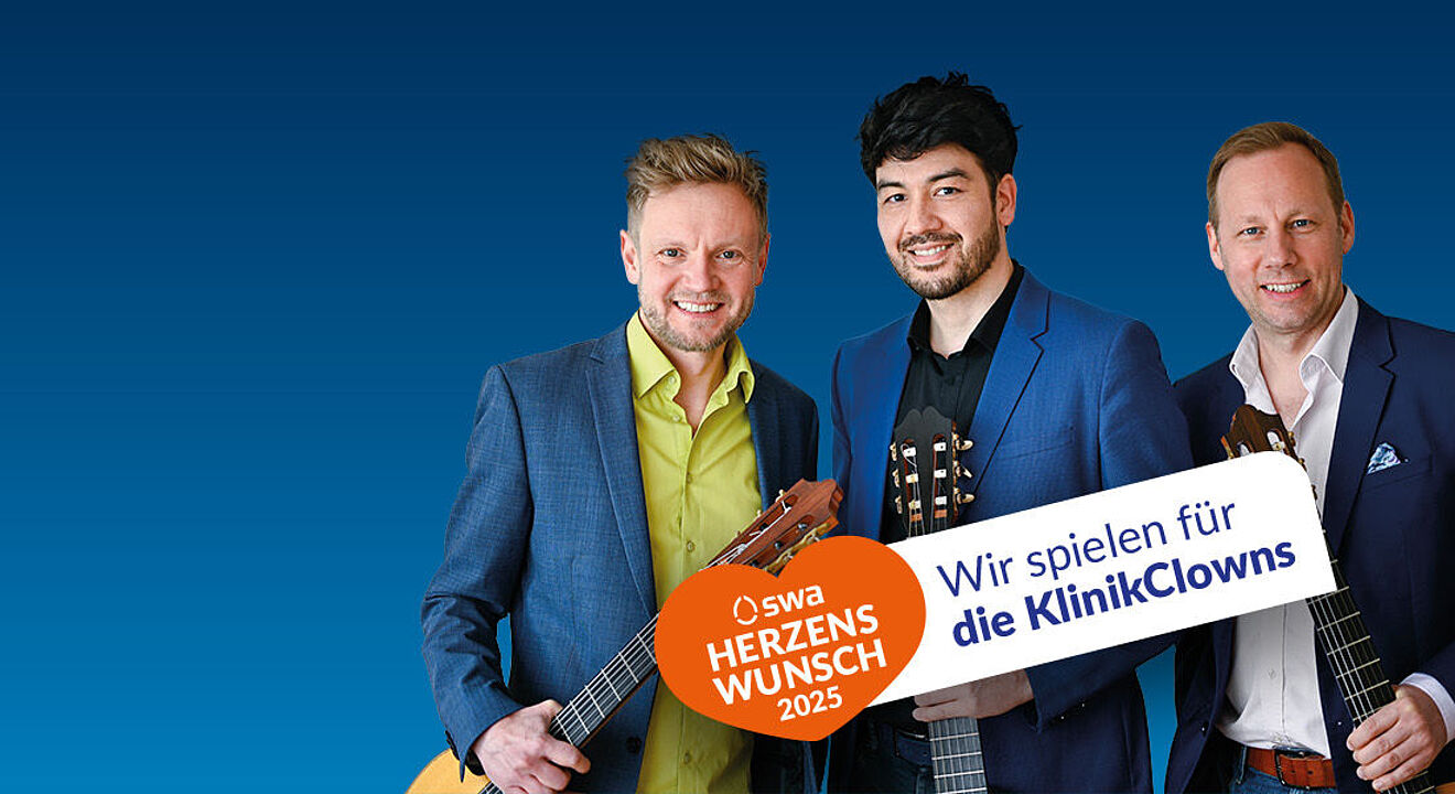 Drei Mitglieder des Alegrias Guitar Trios mit Gitarren in der Hand 