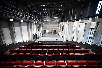 Innenaufnahme der Brechtbühne auf dem historischen Gaswerk in Augsburg. - Ein Klick auf das Bild führt zur vergrößerten Fotoansicht.