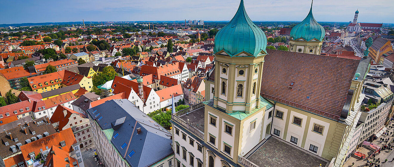 Augsburger Innenstadt und das Rathaus aus der Vogelperspektive
