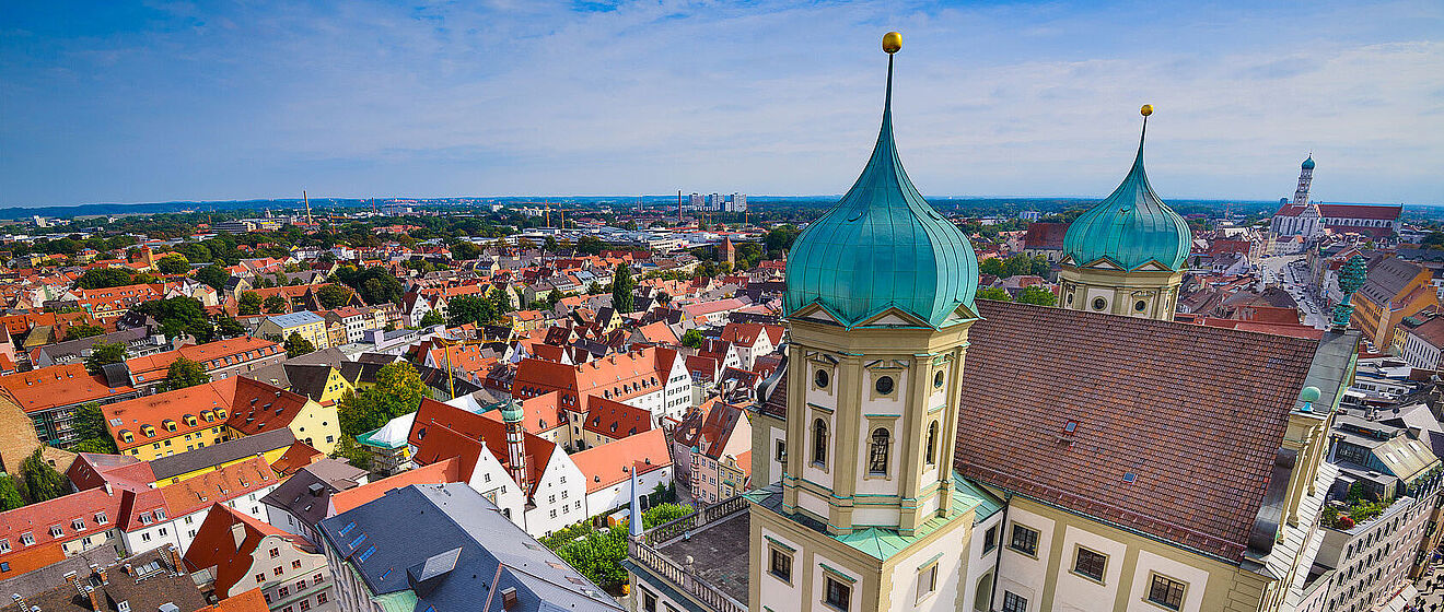 Augsburger Innenstadt und das Rathaus aus der Vogelperspektive