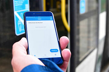 Handy mit swa Mobilapp - Ein Klick auf das Bild führt zur vergrößerten Fotoansicht.
