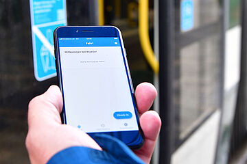 Handy mit swa Mobilapp. - Ein Klick auf das Bild führt zur vergrößerten Fotoansicht.