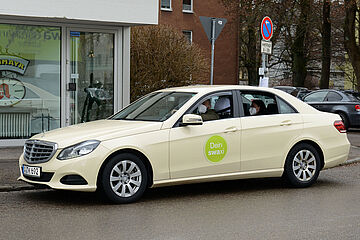 swaxi steht am Straßenrand. - Ein Klick auf das Bild führt zur vergrößerten Fotoansicht.