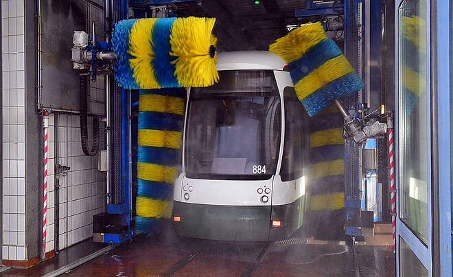 Eine Tram in der swa Sraßenbahnwaschanlage