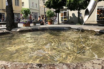 Nahaufnahme der Wasseroberfläche im Trinkwasserbrunnen am Holbeinplatz. Ein Klick auf das Bild sorgt für eine Großansicht