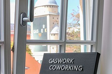 Gaswork Coworking Raum mit Fensterblick auf das Gaswerk