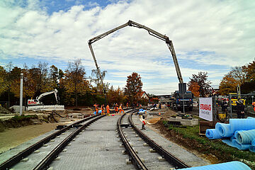 Das Gleisbett wird betoniert. - Ein Klick auf das Bild führt zur vergrößerten Fotoansicht.