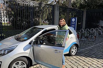 Frau mit swa Carsharing Auto