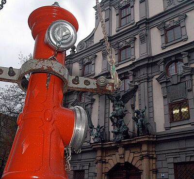 ??????? Header: Hydrant hängt an Kette, - Ein Klick auf das Bild führt zur vergrößerten Fotoansicht.